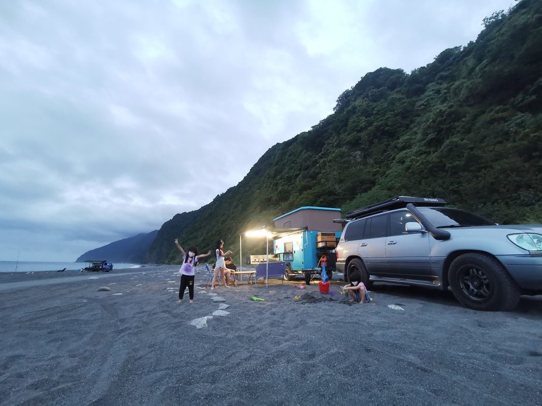 可樂屋在海邊夜營，車友在星空下聚會